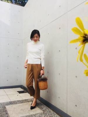 白タートルネックニット選びは「シンプル＋ひとクセ」で垢抜ける