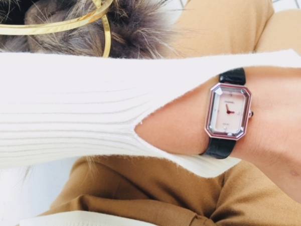 白タートルネックニット選びは「シンプル＋ひとクセ」で垢抜ける