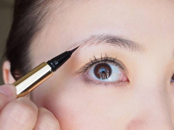 まずはリキッドで描き足す！　ふんわり眉メイクのやり方とコツ
