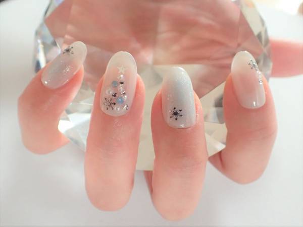 チークネイル（冬Ver.）の簡単なやり方【マニュキュアでセルフネイル】