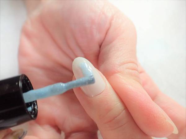 チークネイル（冬Ver.）の簡単なやり方【マニュキュアでセルフネイル】