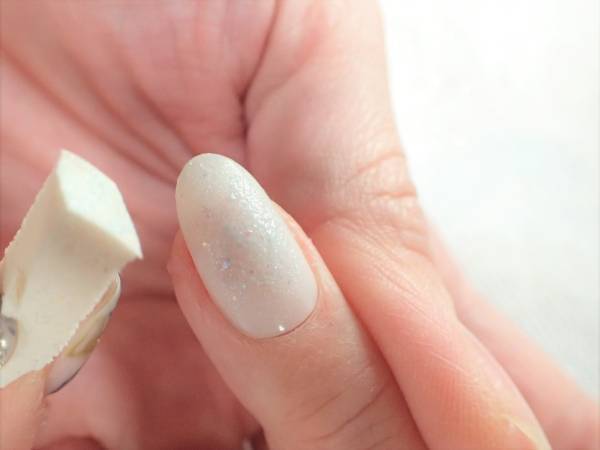 チークネイル（冬Ver.）の簡単なやり方【マニュキュアでセルフネイル】