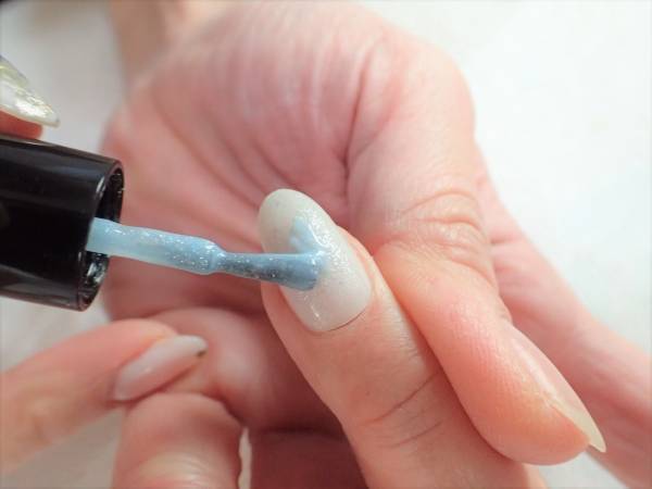 チークネイル（冬Ver.）の簡単なやり方【マニュキュアでセルフネイル】