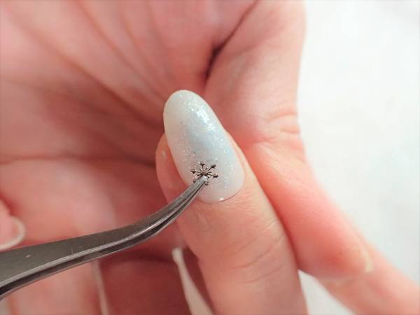チークネイル（冬Ver.）の簡単なやり方【マニュキュアでセルフネイル】