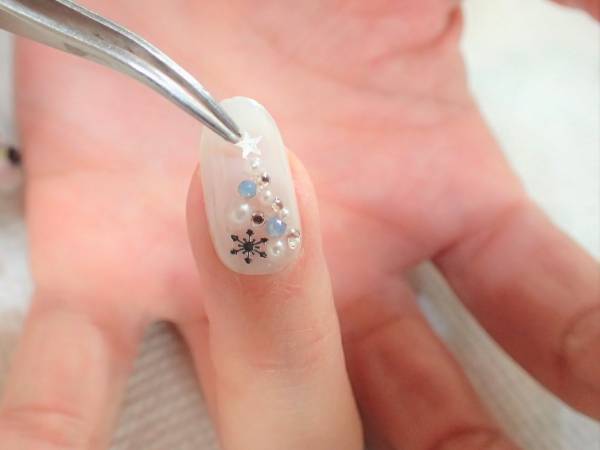 チークネイル（冬Ver.）の簡単なやり方【マニュキュアでセルフネイル】