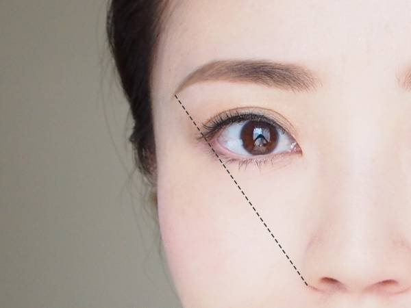 目幅の半分の細さで描く！　大人きれいに見せる眉メイクのやり方とコツ