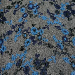 花刺繍が美しい。１枚で華やかな「ルミノーゾ・コムサ」のスカート