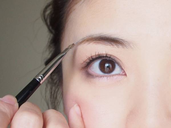 やや太め・短め・輪郭ふんわり。大人かわいく見せる眉メイクのやり方とコツ