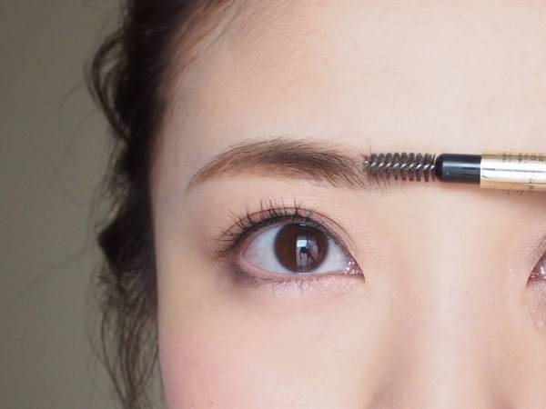 やや太め・短め・輪郭ふんわり。大人かわいく見せる眉メイクのやり方とコツ