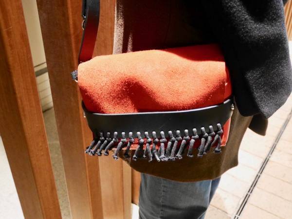 【おしゃれびとスナップ＃27】エッジの効いたバッグで、冬の装いをカラフルに