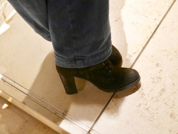 【おしゃれびとスナップ＃27】エッジの効いたバッグで、冬の装いをカラフルに