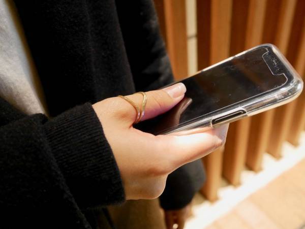 【おしゃれびとスナップ＃27】エッジの効いたバッグで、冬の装いをカラフルに