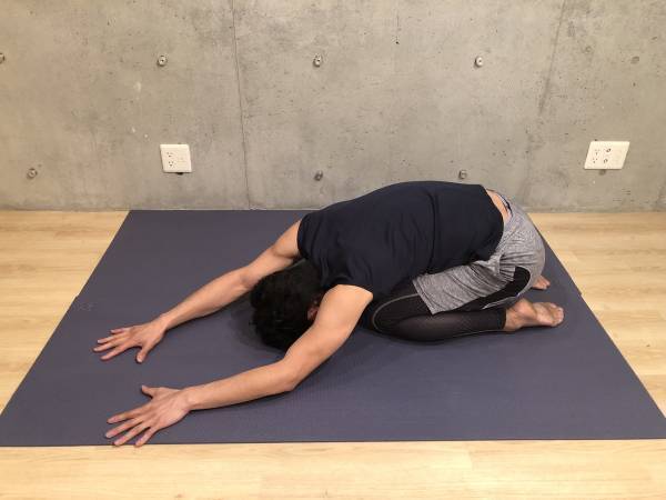 溜まったコリをほぐし、リラックスできるチャイルドポーズ【＃３分MASAYOGA 第５回】