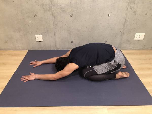 溜まったコリをほぐし、リラックスできるチャイルドポーズ【＃３分MASAYOGA 第５回】