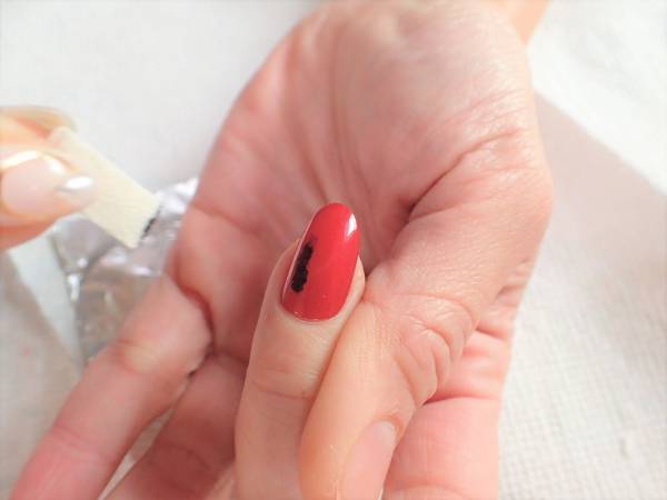 女度を上げる赤チェックネイルのやり方【マニキュアでセルフネイル】