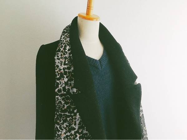 フランス女性の最愛小物「プリント柄ストール」でエレガンスを演出