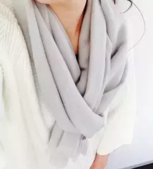 フランス女性の最愛小物「プリント柄ストール」でエレガンスを演出