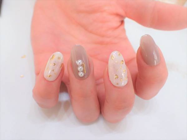 パーツを縦に並べるだけ。オフィス映えネイルの簡単なやり方【マニキュアでセルフネイル】