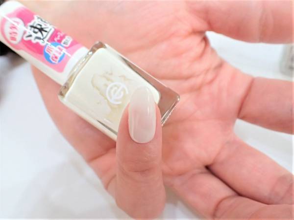 パーツを縦に並べるだけ。オフィス映えネイルの簡単なやり方【マニキュアでセルフネイル】