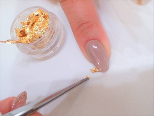 パーツを縦に並べるだけ。オフィス映えネイルの簡単なやり方【マニキュアでセルフネイル】