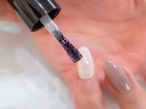 パーツを縦に並べるだけ。オフィス映えネイルの簡単なやり方【マニキュアでセルフネイル】