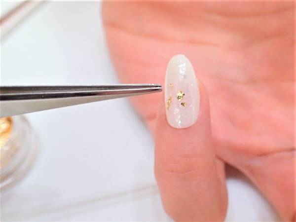 パーツを縦に並べるだけ。オフィス映えネイルの簡単なやり方【マニキュアでセルフネイル】