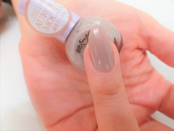 パーツを縦に並べるだけ。オフィス映えネイルの簡単なやり方【マニキュアでセルフネイル】