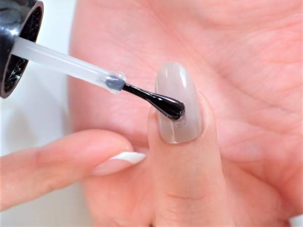 パーツを縦に並べるだけ。オフィス映えネイルの簡単なやり方【マニキュアでセルフネイル】