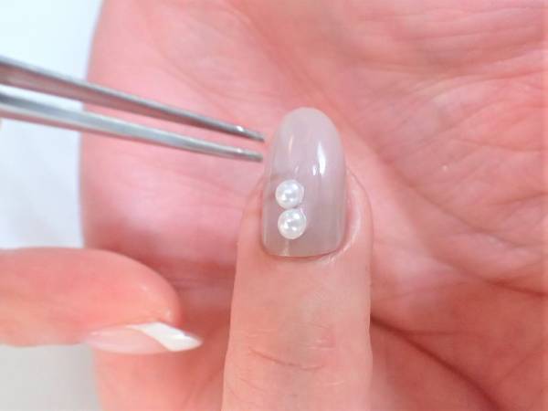 パーツを縦に並べるだけ。オフィス映えネイルの簡単なやり方【マニキュアでセルフネイル】