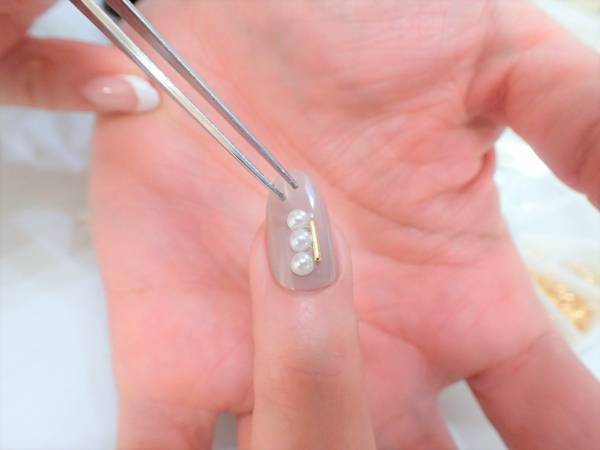 パーツを縦に並べるだけ。オフィス映えネイルの簡単なやり方【マニキュアでセルフネイル】