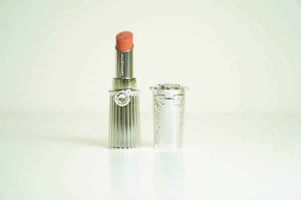 あなたを美しく魅せる「色」を見つける――流行にとらわれない大人のコスメ術