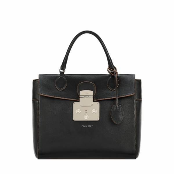 フルラ新作バッグ「MANTRA（マントラ）」で洗練された装いに