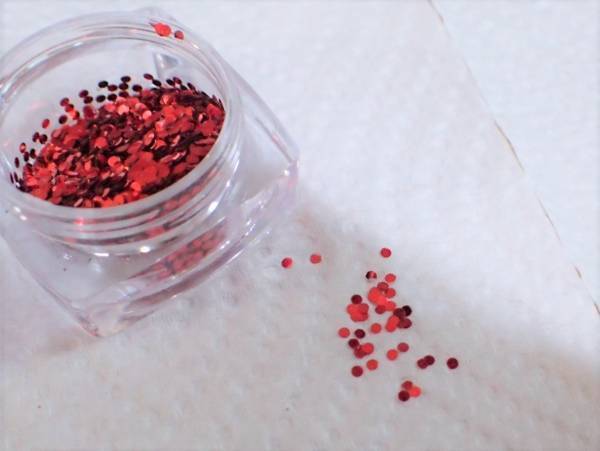 甘すぎないかわいさ！　バレンタインネイルの簡単なやり方【マニキュアでセルフネイル】