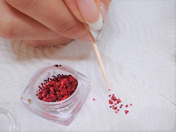 甘すぎないかわいさ！　バレンタインネイルの簡単なやり方【マニキュアでセルフネイル】