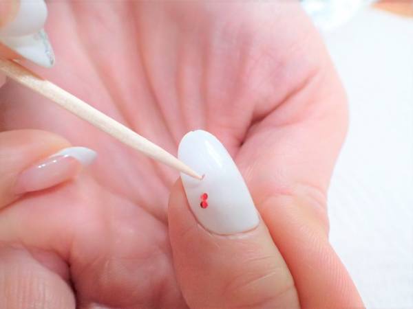 甘すぎないかわいさ！　バレンタインネイルの簡単なやり方【マニキュアでセルフネイル】