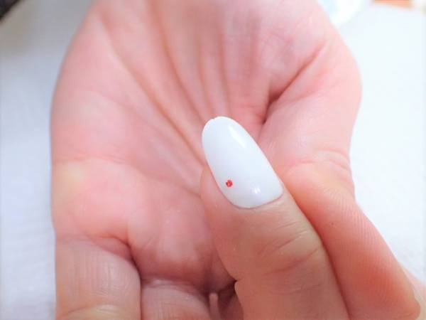 甘すぎないかわいさ！　バレンタインネイルの簡単なやり方【マニキュアでセルフネイル】