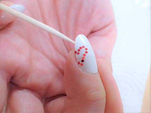 甘すぎないかわいさ！　バレンタインネイルの簡単なやり方【マニキュアでセルフネイル】
