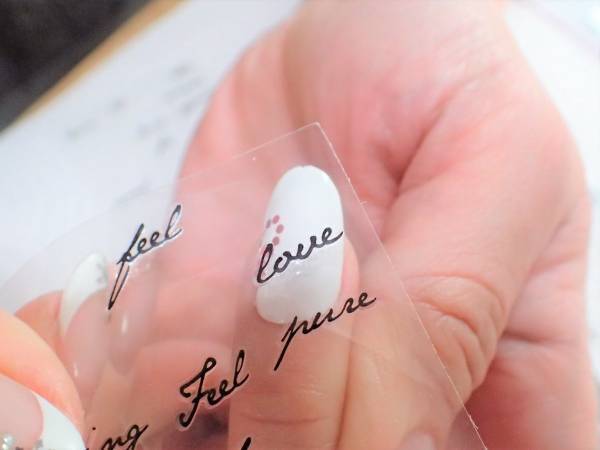 甘すぎないかわいさ！　バレンタインネイルの簡単なやり方【マニキュアでセルフネイル】