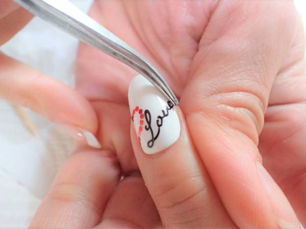 甘すぎないかわいさ！　バレンタインネイルの簡単なやり方【マニキュアでセルフネイル】