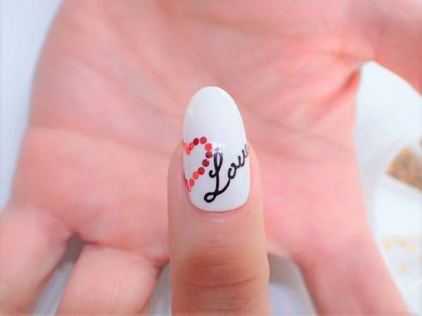 甘すぎないかわいさ！　バレンタインネイルの簡単なやり方【マニキュアでセルフネイル】