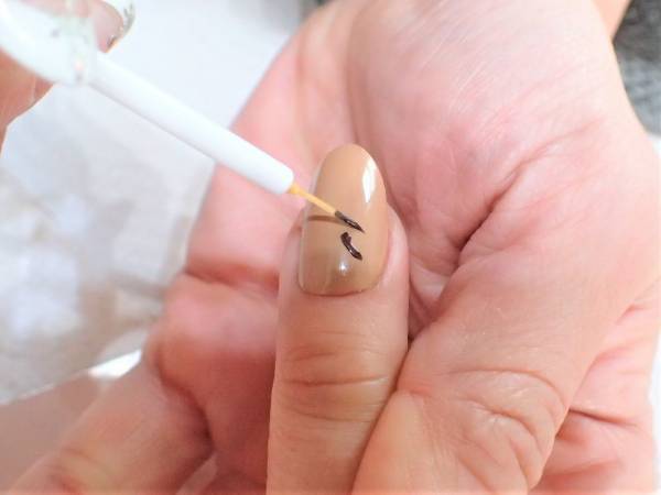 ちょっぴりビターなバレンタインネイルの簡単なやり方【マニキュアでセルフネイル】