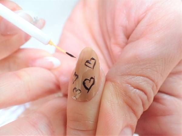 ちょっぴりビターなバレンタインネイルの簡単なやり方【マニキュアでセルフネイル】