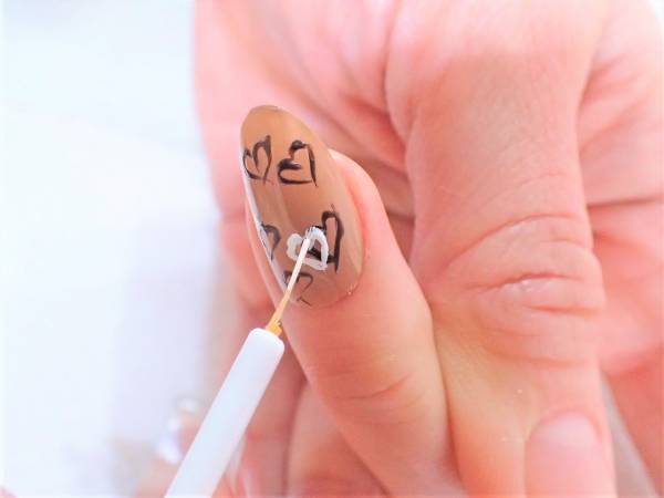 ちょっぴりビターなバレンタインネイルの簡単なやり方【マニキュアでセルフネイル】