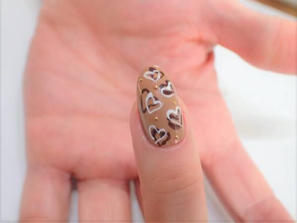 ちょっぴりビターなバレンタインネイルの簡単なやり方【マニキュアでセルフネイル】