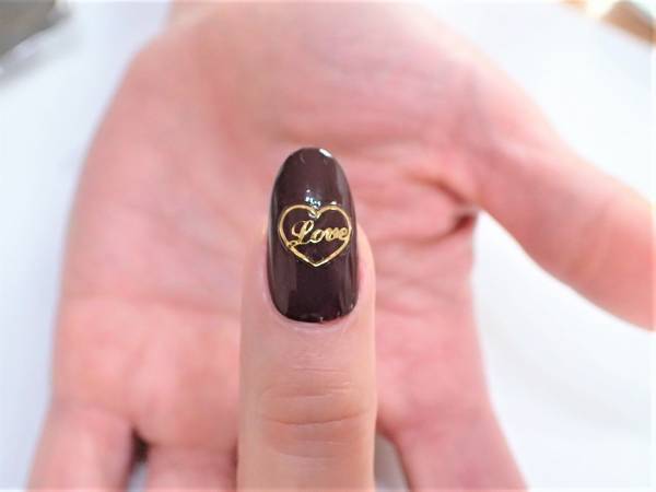 ちょっぴりビターなバレンタインネイルの簡単なやり方【マニキュアでセルフネイル】