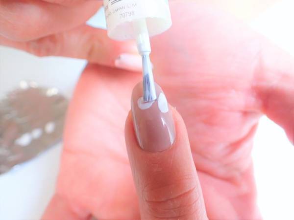 色香漂う大人のフラワーネイルの簡単なやり方【マニキュアでセルフネイル】