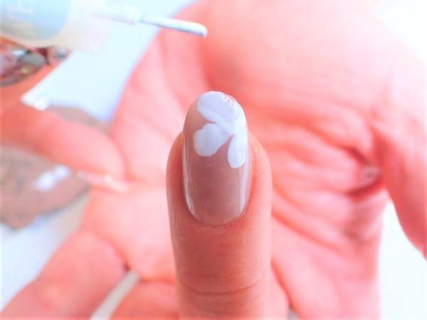 色香漂う大人のフラワーネイルの簡単なやり方【マニキュアでセルフネイル】