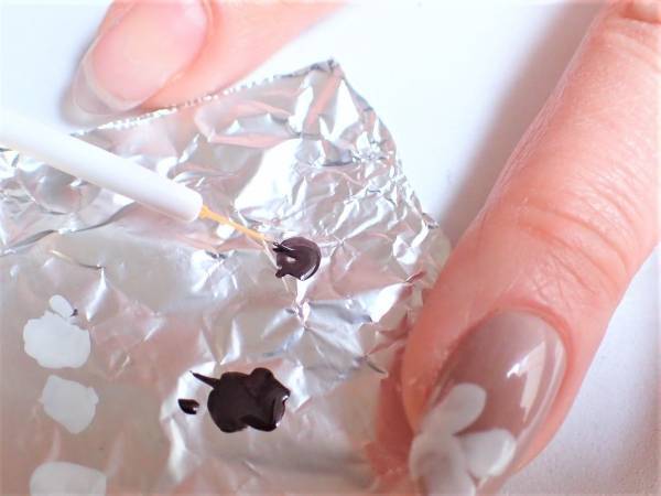 色香漂う大人のフラワーネイルの簡単なやり方【マニキュアでセルフネイル】