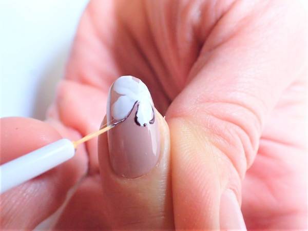 色香漂う大人のフラワーネイルの簡単なやり方【マニキュアでセルフネイル】