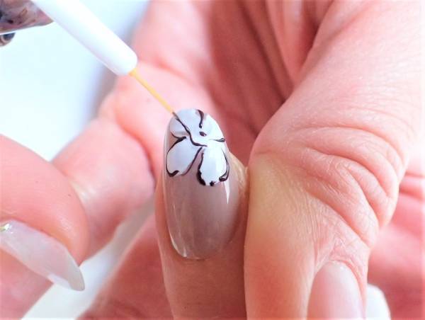 色香漂う大人のフラワーネイルの簡単なやり方【マニキュアでセルフネイル】